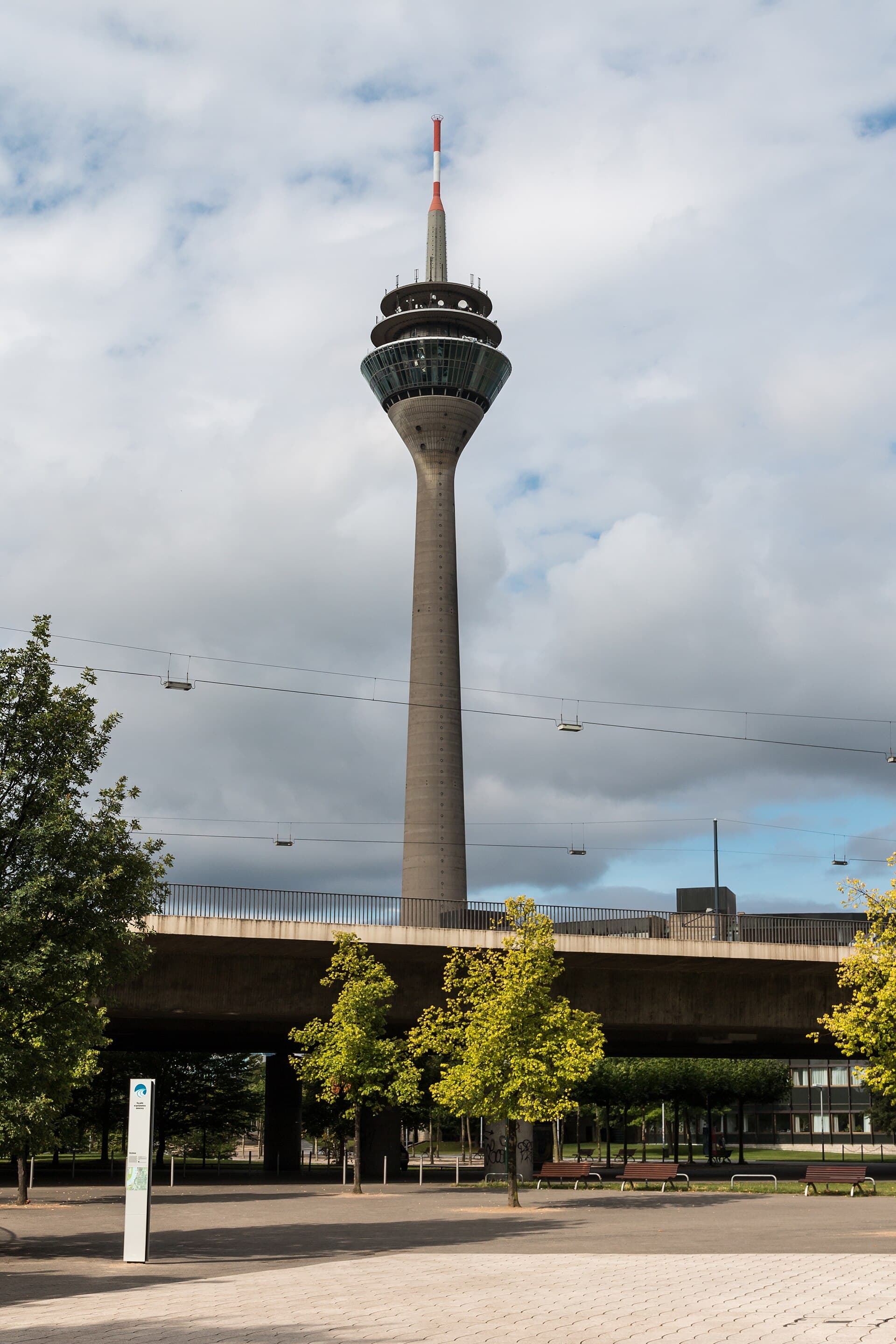 Der Rheinturm über der Düsseldorfer Skyline