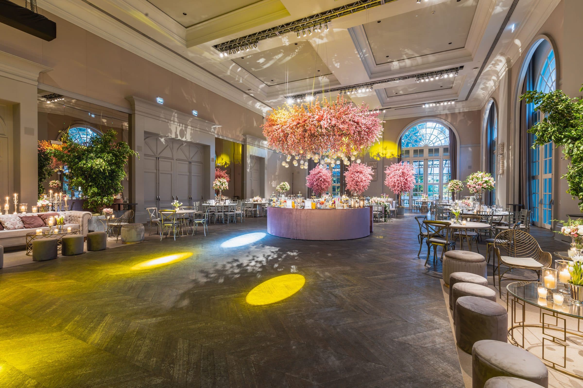 Geschmückter Ballsaal mit Blumenarrangements und warmem Licht während der Feier